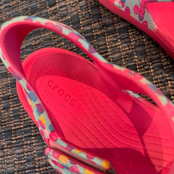 CROCS Multicolor Kids Sandals with Heart Accents - Picture 2 of 3